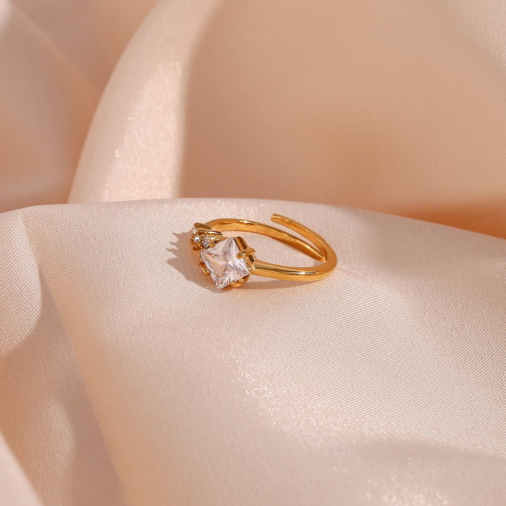 Alaia Sparkling Ring in Gold