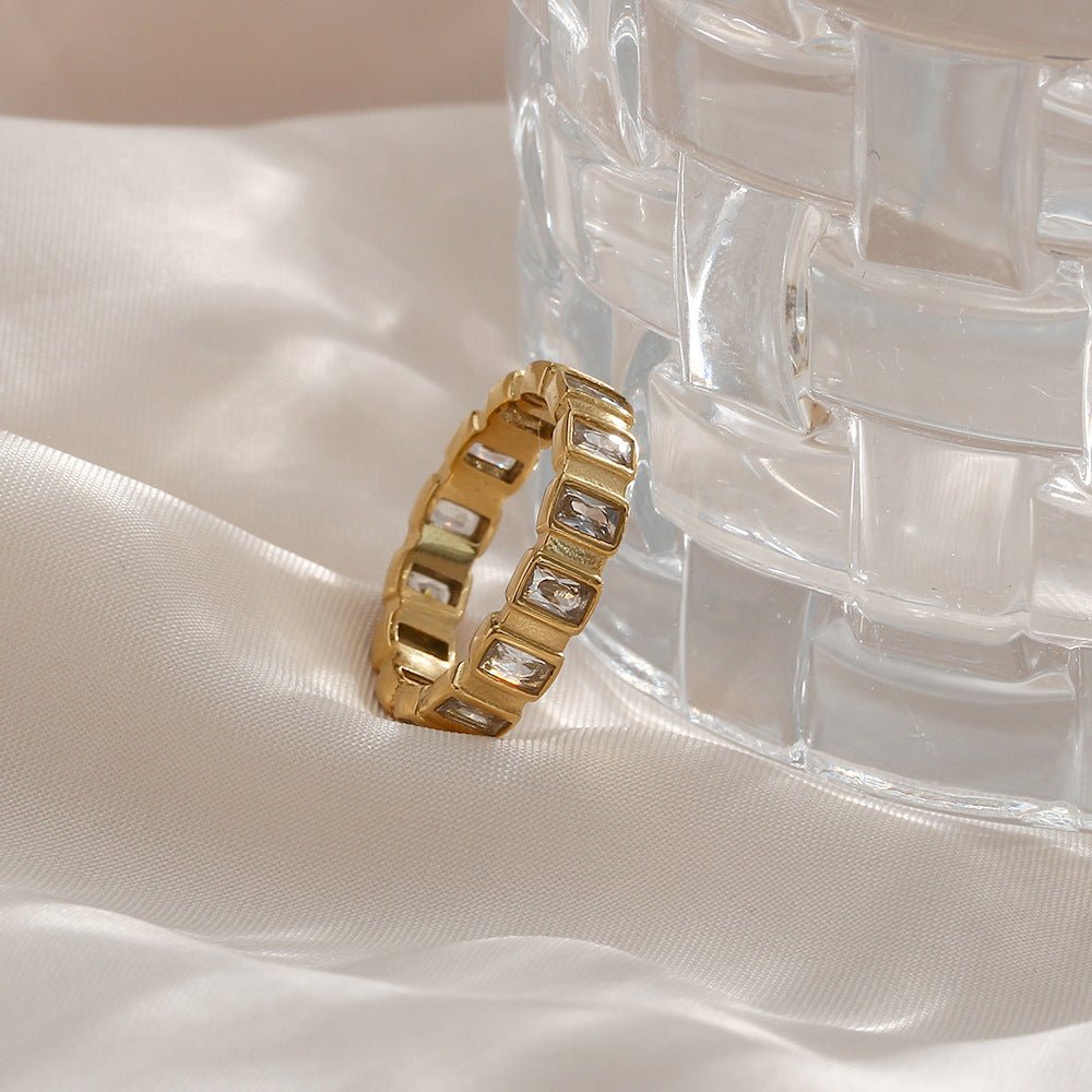 Calla Brilliant Ring in Gold