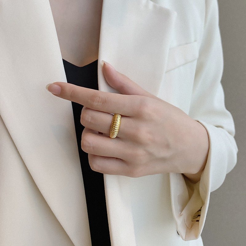Luden Curved Ring in Gold