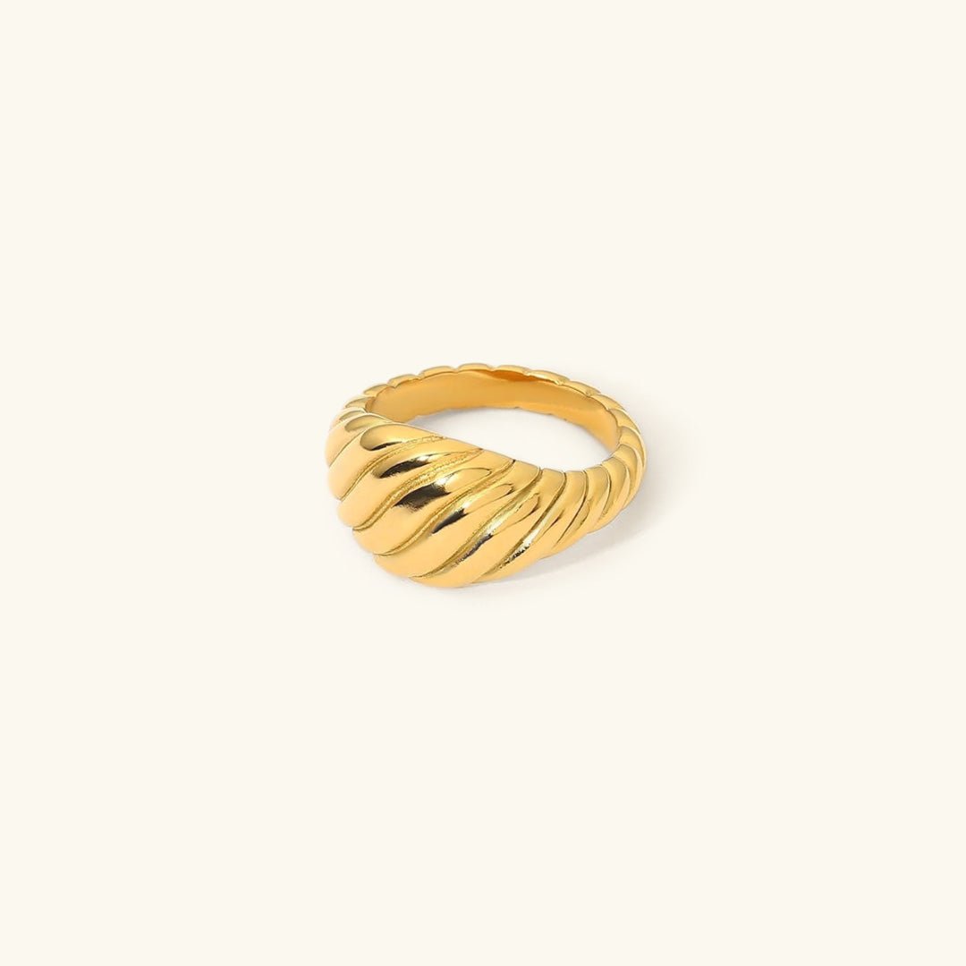 Mia Croissant Ring in Gold