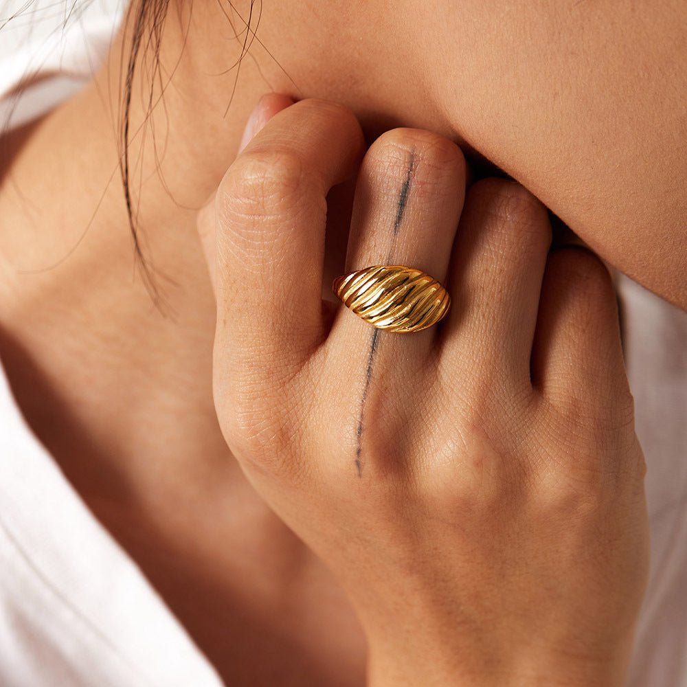Mia Croissant Ring in Gold