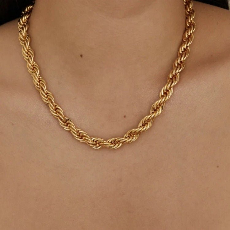 Mila Twisted Necklace in Gold