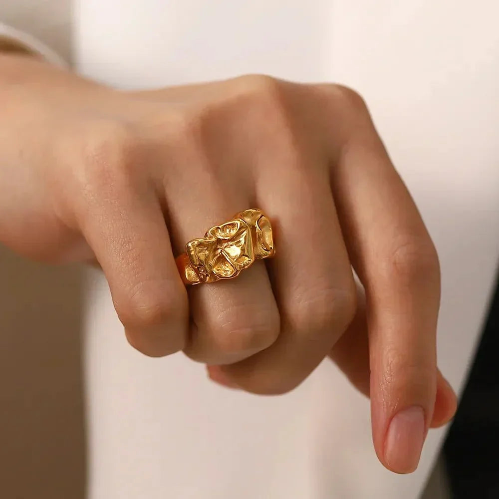 Paloma Sculpted Ring in Gold