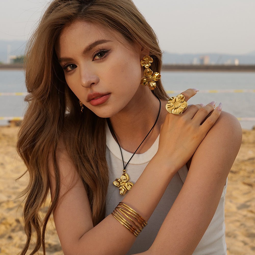 Saisore Flower Ring in Gold