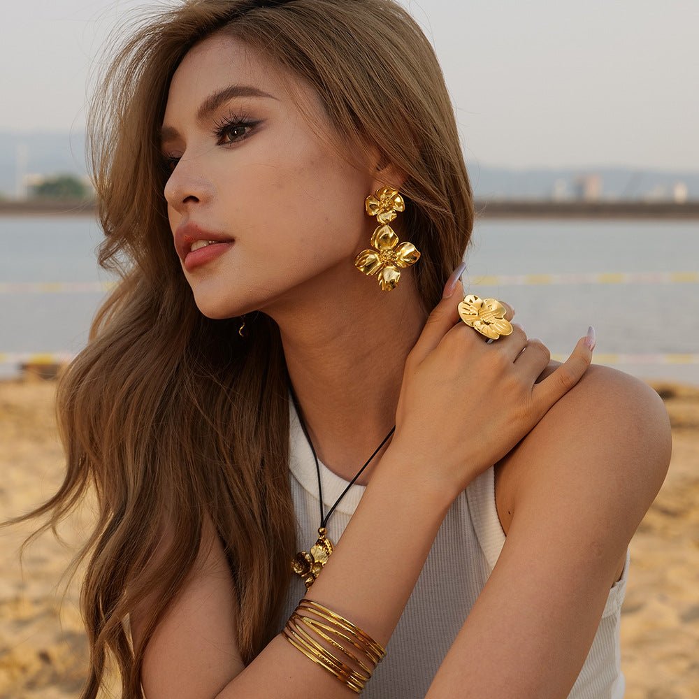 Saisore Flower Ring in Gold