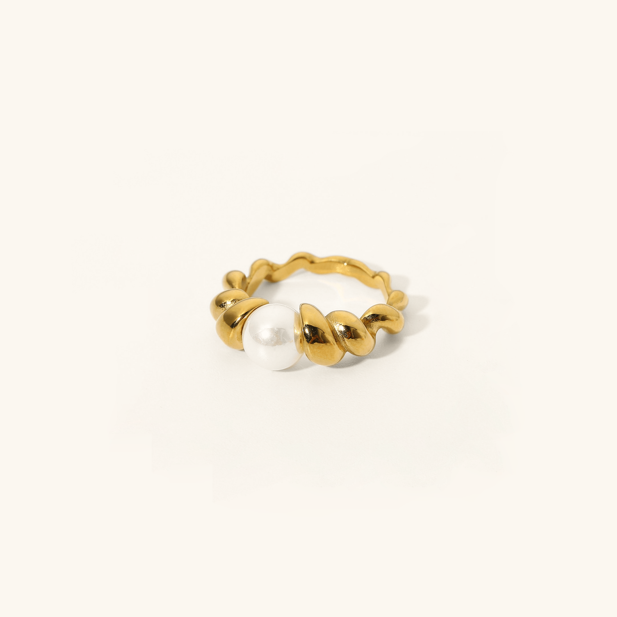 Scarlett Pearl Ring in Gold
