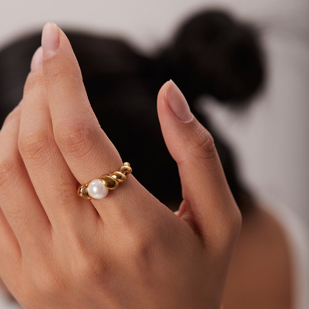 Scarlett Pearl Ring in Gold