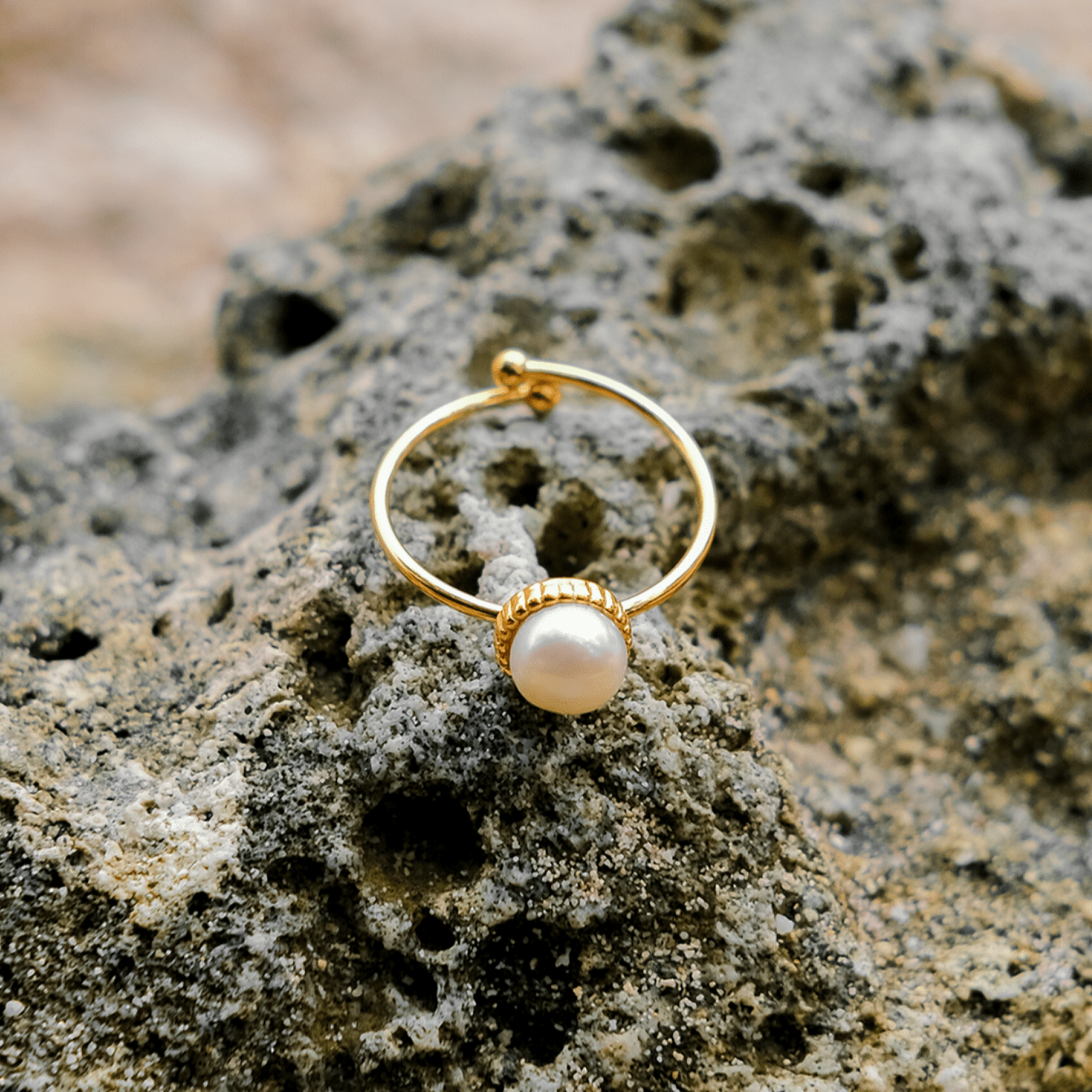 Solis Pearl Ring in Gold