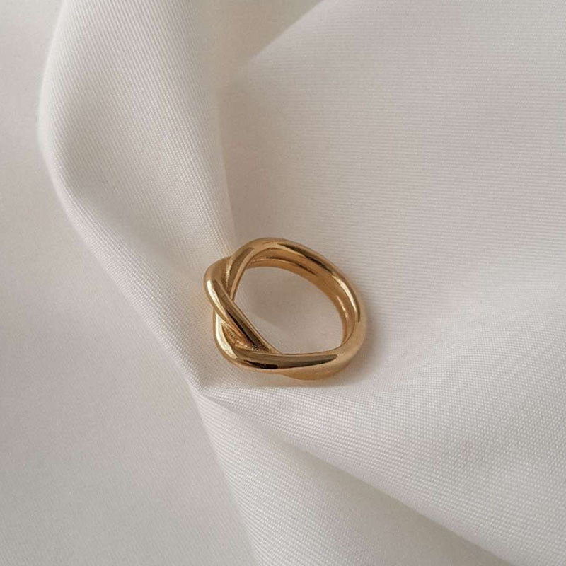 Viola Twisted Ring in Gold
